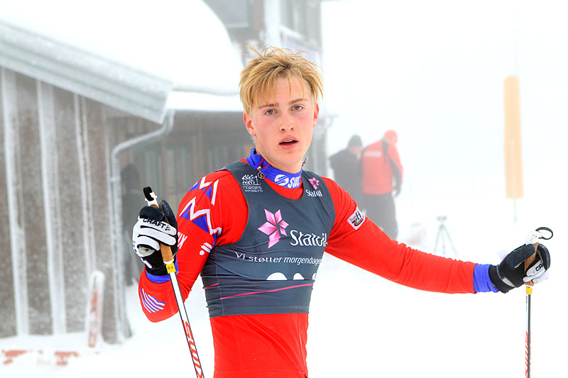 Stortalentet Aksel Rosenvinge etter endt dyst i skisporet i et av sine mange renn som junior. Nå er han ung senior og er opptatt av livet som 24-timers utøver. Foto: Erik Borg. Stortalentet Aksel Rosenvinge etter endt dyst i skisporet i et av sine mange renn som junior. Nå er han ung senior og er opptatt av livet som 24-timers utøver. Foto: Erik Borg.