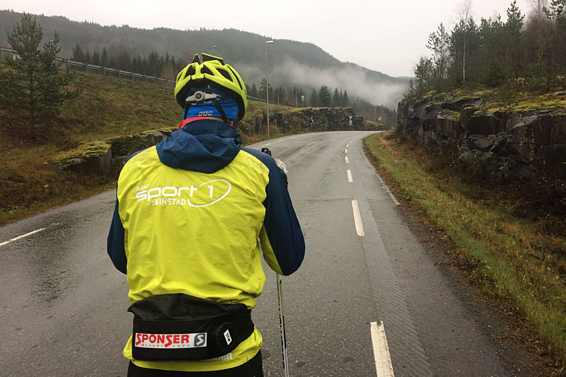 Hold deg til gangveier så mye som mulig, og sørg for å gjøre deg synlig for bilister om du må ut på bilveien. Illustrasjonsbilde: Mobilfoto: Team Sport 1 Skinstad / Instagram.com/skiskinstad (@Skiskinstad). Hold deg til gangveier så mye som mulig, og sørg for å gjøre deg synlig for bilister om du må ut på bilveien. Illustrasjonsbilde: Mobilfoto: Team Sport 1 Skinstad / Instagram.com/skiskinstad (@Skiskinstad).