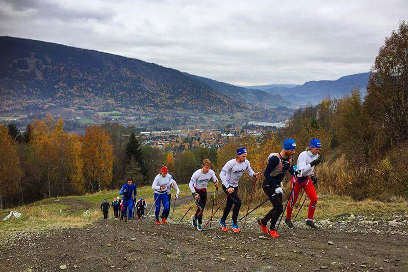– Vær bevisst på at du bruker armene godt og strekker beinet godt ut bak deg, sier Simen Sveen om favorittøkta. Bildet viser fellestrening med elghufs fra Team Sport 1 Skisntad. Mobilfoto: Team Sport 1 Skinstad / Instagram.com/skiskinstad (@Skiskinstad). – Vær bevisst på at du bruker armene godt og strekker beinet godt ut bak deg, sier Simen Sveen om favorittøkta. Bildet viser fellestrening med elghufs fra Team Sport 1 Skisntad. Mobilfoto: Team Sport 1 Skinstad / Instagram.com/skiskinstad (@Skiskinstad).