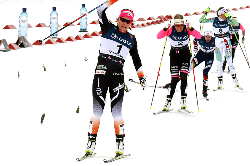Maiken Caspersen Falla går inn til seier i damenes sprintfinale under sesongåpningen på Beitostølen 2016. Foto: Erik Borg. Maiken Caspersen Falla går inn til seier i damenes sprintfinale under sesongåpningen på Beitostølen 2016. Foto: Erik Borg.