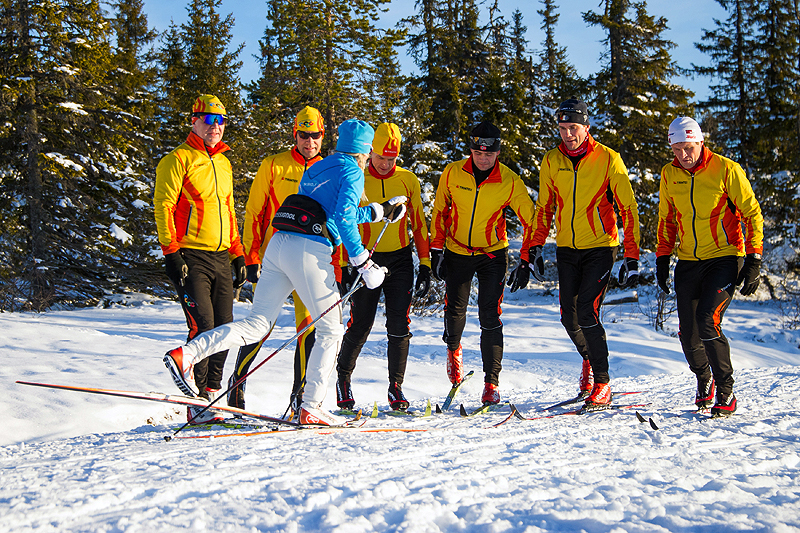 Anita Moen lærer bort skiteknikk til ivrige elever ved hennes skiskole i Trysil. Foto: Anita Moen Skiskole. Anita Moen lærer bort skiteknikk til ivrige elever ved hennes skiskole i Trysil. Foto: Anita Moen Skiskole.