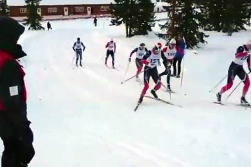 Fra herrenes sprintfinale på Gålå. Vebjørn Hegdal (nærmest kamera) blir deplassert for glidende fiskebein. Skjermdump fra @vebjornhegdal på Instagram. Fra herrenes sprintfinale på Gålå. Vebjørn Hegdal (nærmest kamera) blir deplassert for glidende fiskebein. Skjermdump fra @vebjornhegdal på Instagram.