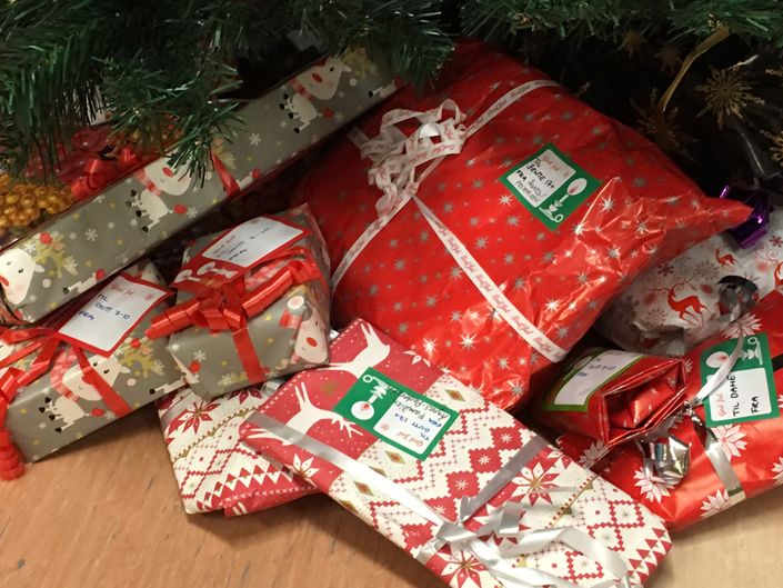 juletre vennskapsgaver under treet juletre vennskapsgaver under treet
