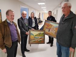 På veg inn i stua med litt av den storslåtte gaven fra SR-bank; leder i Pensjonistforeningen mm. Kjell Erfjord, ordfører Olav Hafstad, banksjef Vivian Holm-Hansen og Bjørn Steinar Surdal fra SR-bank, samt Steinar Andersen, medlem i beboerrådet. Her vises noen av kunstgavene