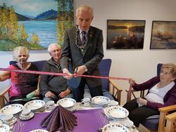 Her klipper ordføreren snoren som markerer endelig gjenåpning av Kroken. Han takket både de ansatte og de som hadde stått for byggeriet for godt arbeid hver på sitt felt, og ønsket lykke til med videre livsgledearbeid i de fine lokalene. Ordføreren klipper snoren