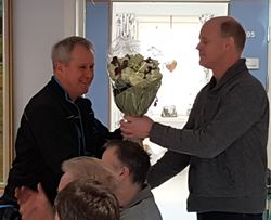 Vaktmester Bjørn Arild Hansen fikk, velfortjent, blomster og gode ord fra Øystein Brennsæter fra teknisk etat. Vaktmesteren får blomster
