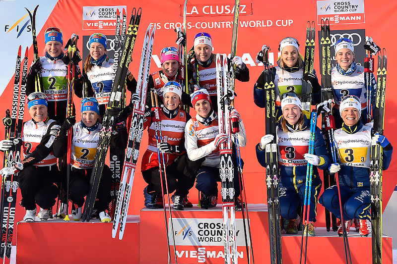 Seierspallen etter damenes verdenscupstafett i La Clusaz i desember 2016. Fra venstre: Finland (2. plass), Norge (1) og Sverige (3). Foto: Thibaut/NordicFocus. Seierspallen etter damenes verdenscupstafett i La Clusaz i desember 2016. Fra venstre: Finland (2. plass), Norge (1) og Sverige (3). Foto: Thibaut/NordicFocus.