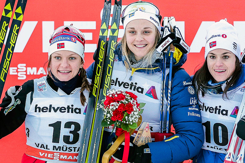 Damenes seierspall etter 1. etappe av Tour de Ski 2016-2017, skøytesprinten i Val Müstair. Fra venstre: Maiken Caspersen Falla (2. plass), Stina Nilsson (1) og Heidi Weng (3). Foto: Modica/NordicFocus. Damenes seierspall etter 1. etappe av Tour de Ski 2016-2017, skøytesprinten i Val Müstair. Fra venstre: Maiken Caspersen Falla (2. plass), Stina Nilsson (1) og Heidi Weng (3). Foto: Modica/NordicFocus.