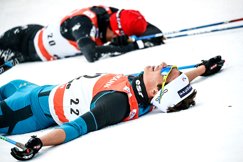 Nærmest kamera er Clement Parisse fra Frankrike, som puster ut etter å ha gått inn til 23. plass totalt i Tour de Ski 2016-2017. I bakgrunnen ser vi Jonas Baumann fra Sveits, han ble nummer 21. Foto: Modica/NordicFocus. Nærmest kamera er Clement Parisse fra Frankrike, som puster ut etter å ha gått inn til 23. plass totalt i Tour de Ski 2016-2017. I bakgrunnen ser vi Jonas Baumann fra Sveits, han ble nummer 21. Foto: Modica/NordicFocus.
