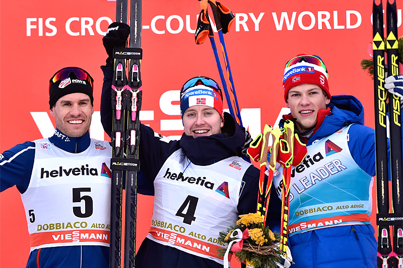 Pallgutta etter verdenscupsprinten i Toblach 2017. Fra venstre: Simeon Hamilton, USA (2. plass), Sindre Bjørnestad Skar (1) og Johannes Høsflot Klæbo, Norge (3). Foto: Thibaut/NordicFocus. Pallgutta etter verdenscupsprinten i Toblach 2017. Fra venstre: Simeon Hamilton, USA (2. plass), Sindre Bjørnestad Skar (1) og Johannes Høsflot Klæbo, Norge (3). Foto: Thibaut/NordicFocus.