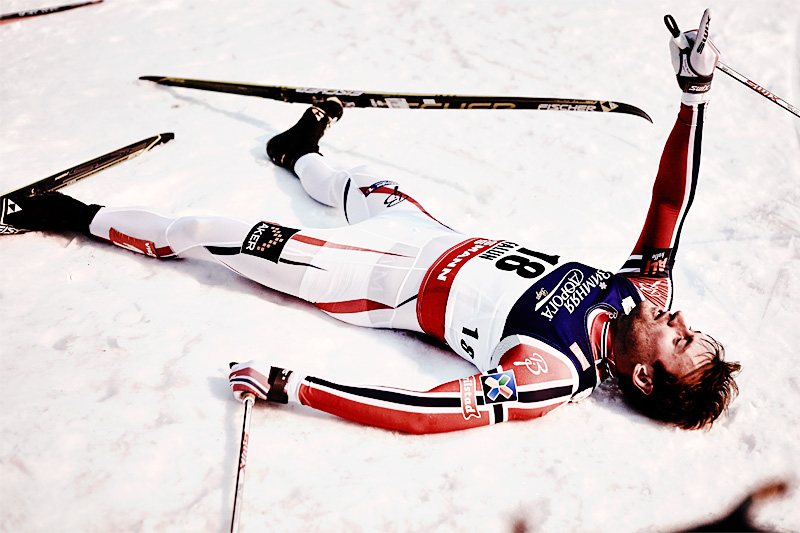 Petter Northug skal etter sigende ha bikket over kanten for hva kroppen tåler av belastning i etterkant av et høydeopphold i høst. Her puster han derimot ut etter suksessrike dager under Falun-VM. Foto: NordicFocus. Petter Northug skal etter sigende ha bikket over kanten for hva kroppen tåler av belastning i etterkant av et høydeopphold i høst. Her puster han derimot ut etter suksessrike dager under Falun-VM. Foto: NordicFocus.