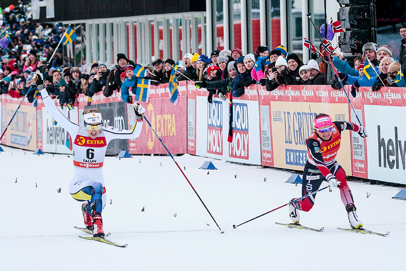 Stina Nilsson vinner med minst mulig margin foran Maiken Caspersen Falla i verdenscupens sprint i Falun 2017. Foto: Modica/NordicFocus. Stina Nilsson vinner med minst mulig margin foran Maiken Caspersen Falla i verdenscupens sprint i Falun 2017. Foto: Modica/NordicFocus.