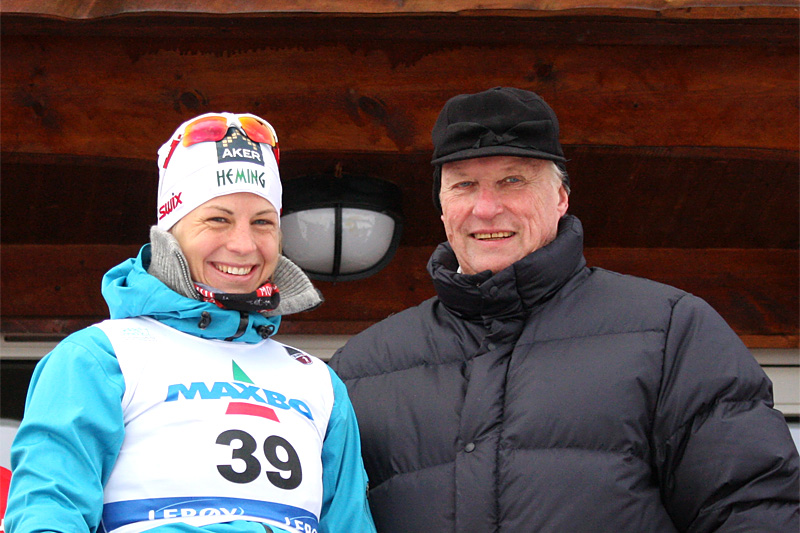 Kong Harald V sammen med Astrid Uhrenholdt Jacobsen etter ett av hennes mange NM-gull. Foto: Geir Nilsen/Langrenn.com. Kong Harald V sammen med Astrid Uhrenholdt Jacobsen etter ett av hennes mange NM-gull. Foto: Geir Nilsen/Langrenn.com.
