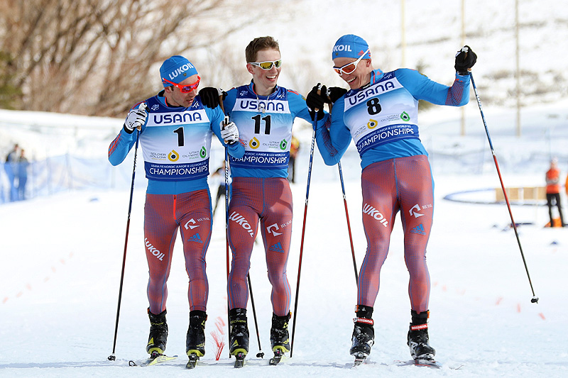 Alexey Chervotkin (f.v.), Alexander Bolshunov og Denis Spitsov krysser målstreken sammen i et forsøk på å dele gullet på skiathlon under U23-VM i Park City 2017. Juryen bestemte at Bolshunov gikk i mål først, foran Chervotkin og Spitsov. Foto: Erik Borg. Alexey Chervotkin (f.v.), Alexander Bolshunov og Denis Spitsov krysser målstreken sammen i et forsøk på å dele gullet på skiathlon under U23-VM i Park City 2017. Juryen bestemte at Bolshunov gikk i mål først, foran Chervotkin og Spitsov. Foto: Erik Borg.