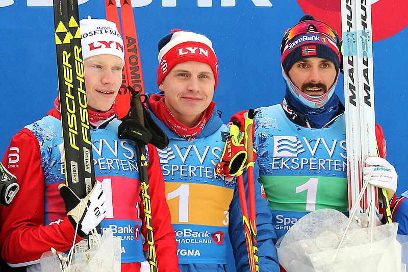 Lyns gullgutter fra herrestafetten i NM på Lygna 2017. Fra venstre: Johan Tjelle (1. etappe), Simen Hegstad Krüger (3. etappe) og Hans Christer Holund (2. etappe). Foto: Eirik Lund Røer/Eiluro. Lyns gullgutter fra herrestafetten i NM på Lygna 2017. Fra venstre: Johan Tjelle (1. etappe), Simen Hegstad Krüger (3. etappe) og Hans Christer Holund (2. etappe). Foto: Eirik Lund Røer/Eiluro.