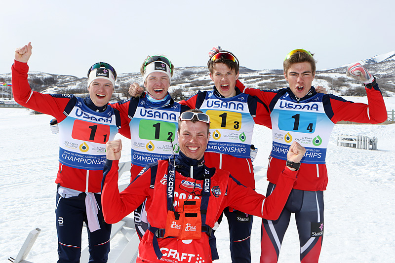 Herman Martens Meyer, Jon Rolf Skamo Hope, Harald Østberg Amundsen, Thomas Helland Larsen utgjorde det norske laget, her jubler de sammen med landslagstreneren Geir Endre Rogn for norsk stafettgull under Junior-VM 2017 i USA. Foto: Erik Borg. Herman Martens Meyer, Jon Rolf Skamo Hope, Harald Østberg Amundsen, Thomas Helland Larsen utgjorde det norske laget, her jubler de sammen med landslagstreneren Geir Endre Rogn for norsk stafettgull under Junior-VM 2017 i USA. Foto: Erik Borg.