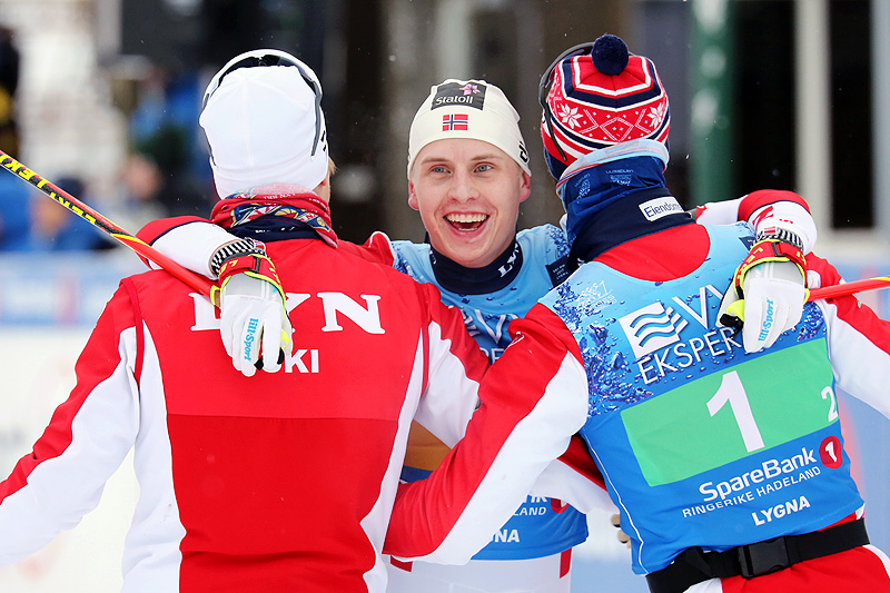 Lyn Ski vant stafettgull under NM på Lygna 2017 sist søndag, og omfavnes her av lagkameratene. I andre enden av resultatlista opplevde et stort antall klubber å bli kastet ut av stafetten. Foto: Eirik Lund Røer/Eiluro. Lyn Ski vant stafettgull under NM på Lygna 2017 sist søndag, og omfavnes her av lagkameratene. I andre enden av resultatlista opplevde et stort antall klubber å bli kastet ut av stafetten. Foto: Eirik Lund Røer/Eiluro.