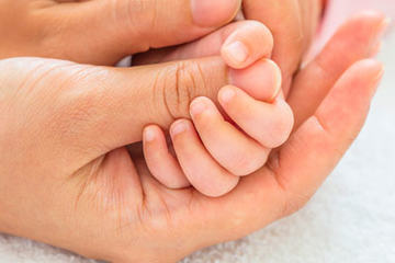 bs-New-baby-hand--88365161-400