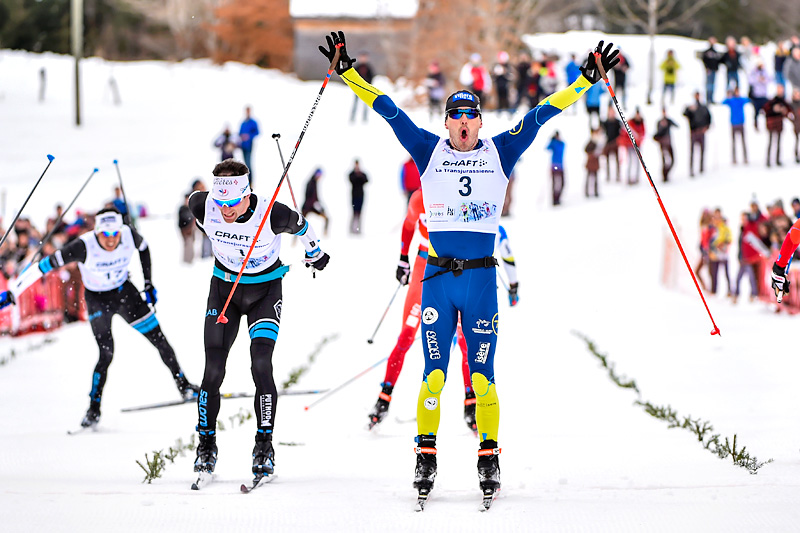 Robin Duvillard strekker hendene i været som vinner av skøyterennet under La Transjurassienne 2017, som også er en del av FIS Worldloppet Cup. Foto: Thibaut/NordicFocus. Robin Duvillard strekker hendene i været som vinner av skøyterennet under La Transjurassienne 2017, som også er en del av FIS Worldloppet Cup. Foto: Thibaut/NordicFocus.