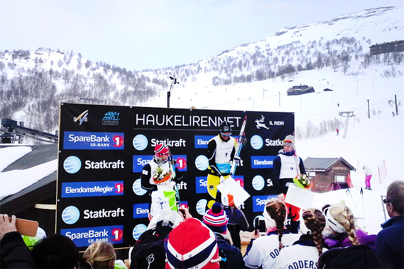 Premieutdeling i Haukelirennet med Chris Jespersen øverst på pallen, foran et stort knippe andre sterke skiløpere. Arrangørfoto. Premieutdeling i Haukelirennet med Chris Jespersen øverst på pallen, foran et stort knippe andre sterke skiløpere. Arrangørfoto.