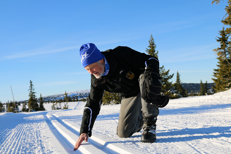 Arkivbilde: Løypesjef Einar Moe kvalitetssikrer snøen og skisporene foran Hafjell Ski Marathon. Arrangørfoto. Arkivbilde: Løypesjef Einar Moe kvalitetssikrer snøen og skisporene foran Hafjell Ski Marathon. Arrangørfoto.