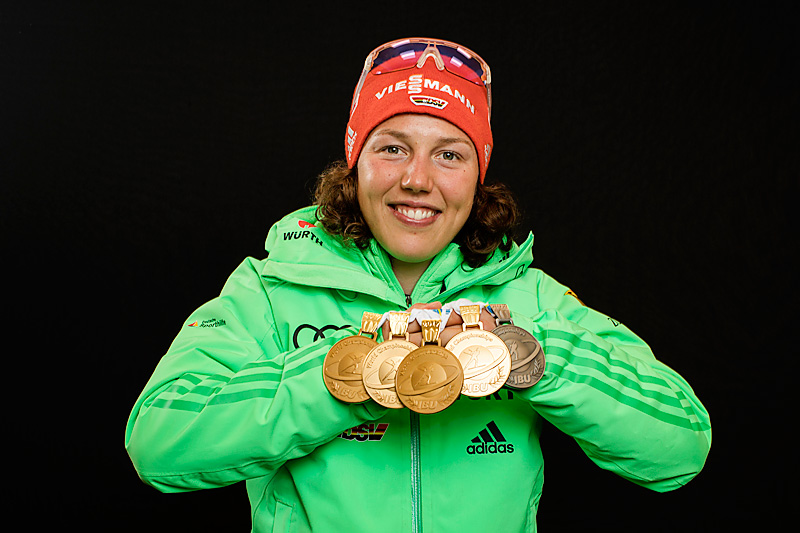 Laura Dahlmeier med brorparten av sin medaljefangst under skiskytter-VM i Hochfilzen 2017. Foto: NordicFocus. Laura Dahlmeier med brorparten av sin medaljefangst under skiskytter-VM i Hochfilzen 2017. Foto: NordicFocus.