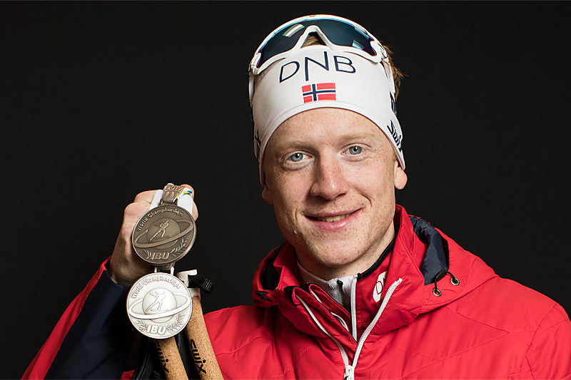 Johannes Thingnes Bø med et par av sine medaljer fra VM i skiskyting i Hochfilzen 2017. Foto: NordicFocus. Johannes Thingnes Bø med et par av sine medaljer fra VM i skiskyting i Hochfilzen 2017. Foto: NordicFocus.