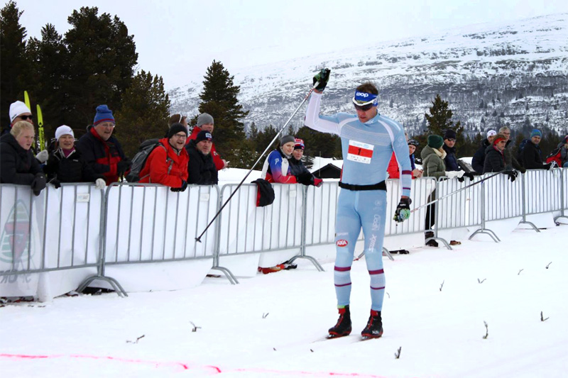 Håvard Hansen strekker armen i været som vinner av Furusjøen Rundt-rennet 2017. Foto: Lars Tungen/Furusjøen Rundt. Håvard Hansen strekker armen i været som vinner av Furusjøen Rundt-rennet 2017. Foto: Lars Tungen/Furusjøen Rundt.