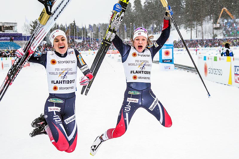 Heidi Weng (t.v.) og Maiken Caspersen Falla var hoppende glade etter VM-gullet på lagsprint i Lahti 2017. Foto: Modica/NordicFocus. Heidi Weng (t.v.) og Maiken Caspersen Falla var hoppende glade etter VM-gullet på lagsprint i Lahti 2017. Foto: Modica/NordicFocus.