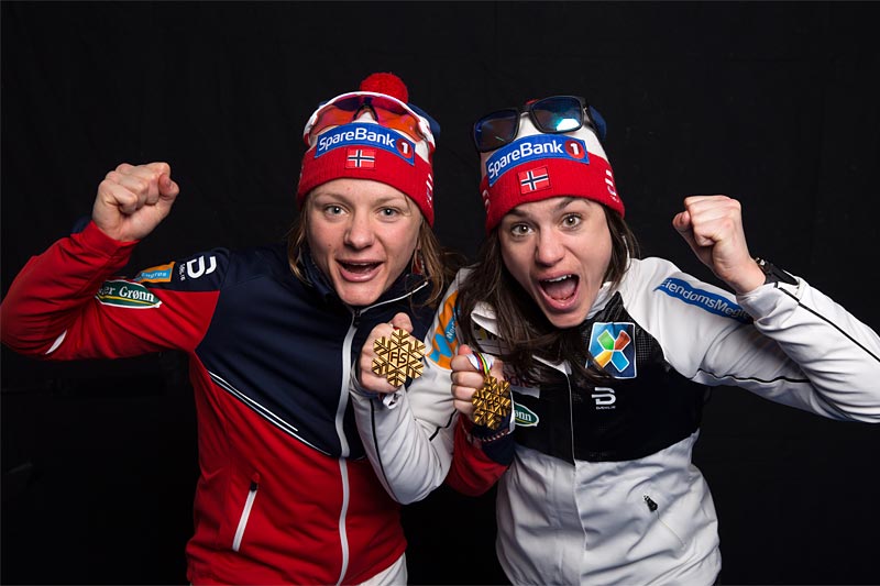 Maiken Caspersen Falla (til venstre) og Heidi Weng jubler etter VM-gullet på lagsprint i Lahti 2017. Foto: Modica/NordicFocus. Maiken Caspersen Falla (til venstre) og Heidi Weng jubler etter VM-gullet på lagsprint i Lahti 2017. Foto: Modica/NordicFocus.
