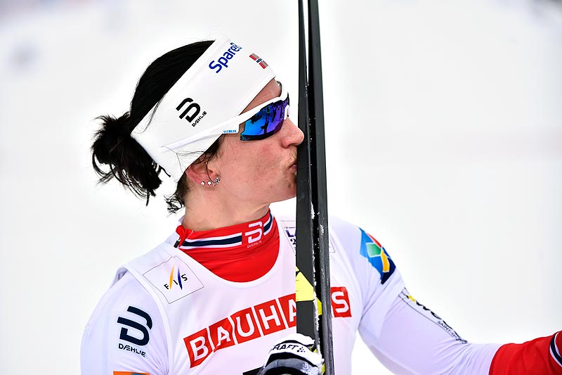 Marit Bjørgen kysser skiene etter maktdemonstrasjonen på 10 kilometer i klassisk stil under VM i Lahti 2017. Foto: Thibaut/NordicFocus. Marit Bjørgen kysser skiene etter maktdemonstrasjonen på 10 kilometer i klassisk stil under VM i Lahti 2017. Foto: Thibaut/NordicFocus.