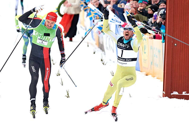 John Kristian Dahl i gult presser skotuppen over målstreken de nødvendige millimeterne foran Andreas Nygaard i Vasaloppet 2017. Foto: Rauschendorfer/NordicFocus. John Kristian Dahl i gult presser skotuppen over målstreken de nødvendige millimeterne foran Andreas Nygaard i Vasaloppet 2017. Foto: Rauschendorfer/NordicFocus.