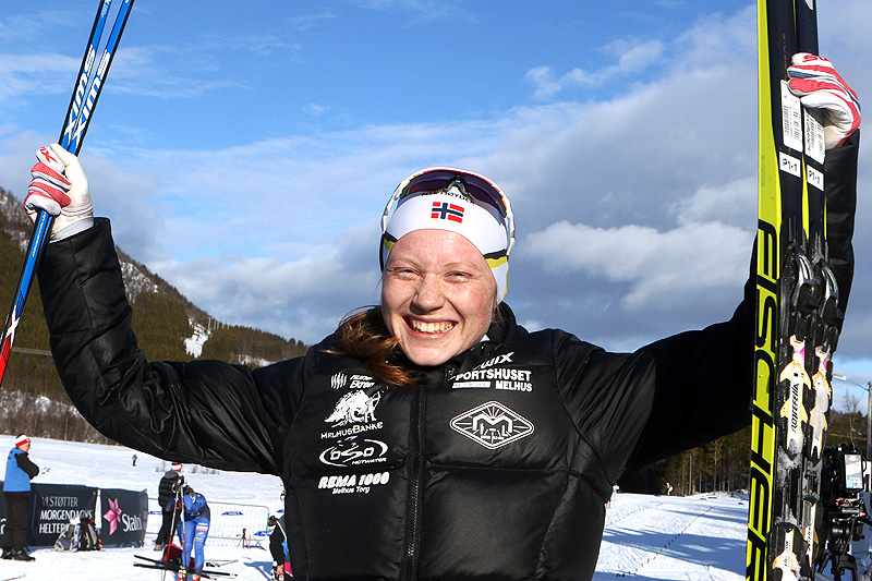 Lone Johansen jubler for gull på Kvinner 19/20 år sin 15 kilometer fri teknikk under Junior-NM i Harstad 2017. Foto: Erik Borg. Lone Johansen jubler for gull på Kvinner 19/20 år sin 15 kilometer fri teknikk under Junior-NM i Harstad 2017. Foto: Erik Borg.