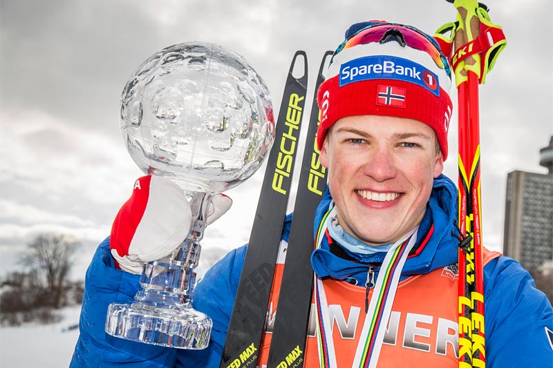 Johannes Høsflot Klæbo med krystallkula som viser at han i sesongen 2016/2017 har vært verdens beste sprinter. Foto: Modica/NordicFocus. Johannes Høsflot Klæbo med krystallkula som viser at han i sesongen 2016/2017 har vært verdens beste sprinter. Foto: Modica/NordicFocus.