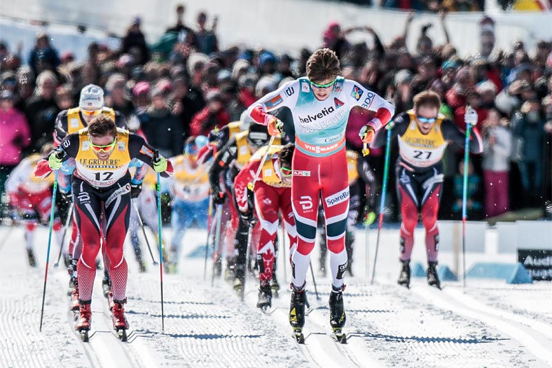 Johannes Høsflot Klæbo spurter ned Niklas Dyrhaug og resten av feltet på fellesstarten under verdenscupfinalens minitour i Québec 2017. Foto: Modica/NordicFocus. Johannes Høsflot Klæbo spurter ned Niklas Dyrhaug og resten av feltet på fellesstarten under verdenscupfinalens minitour i Québec 2017. Foto: Modica/NordicFocus.