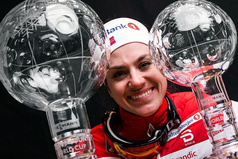 Heidi Weng med troféene som viser at hun vant distansecupen og verdenscupen sammenlagt i 2016/2017. Foto: Modica/NordicFocus. Heidi Weng med troféene som viser at hun vant distansecupen og verdenscupen sammenlagt i 2016/2017. Foto: Modica/NordicFocus.