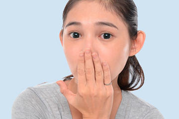 bs-Young-woman-cover-mouth-142700204-400