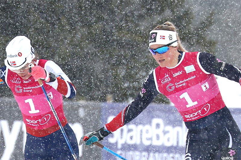 Martine Ek Hagen veksler med Heidi Weng på lagsprinten under Gålå-NM 2017. De ble til slutt belønnet med en edel sølvmedalje. Foto: Erik Borg. Martine Ek Hagen veksler med Heidi Weng på lagsprinten under Gålå-NM 2017. De ble til slutt belønnet med en edel sølvmedalje. Foto: Erik Borg.
