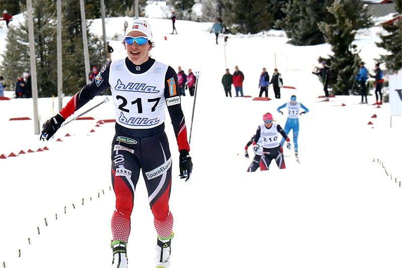 Marit Bjørgen sklir over mål som vinner på 5 km i norgesmesterskapet 2017 på Gålå, samtidig tar hun sitt NM-gull nummer 20. Foto: Erik Borg. Marit Bjørgen sklir over mål som vinner på 5 km i norgesmesterskapet 2017 på Gålå, samtidig tar hun sitt NM-gull nummer 20. Foto: Erik Borg.