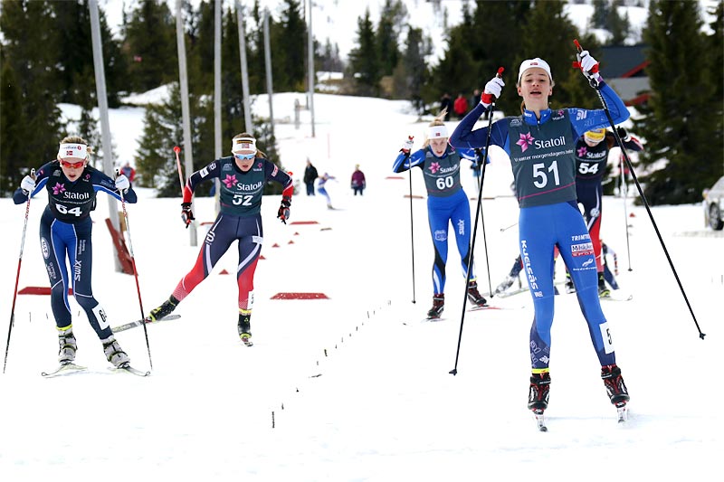 Karianne Olsvik Dengerud jubler over å ha avgjort den avsluttende norgescupfinalens klasse for 17-åringer på Gålå 2017 til sin fordel. Foto: Erik Borg. Karianne Olsvik Dengerud jubler over å ha avgjort den avsluttende norgescupfinalens klasse for 17-åringer på Gålå 2017 til sin fordel. Foto: Erik Borg.