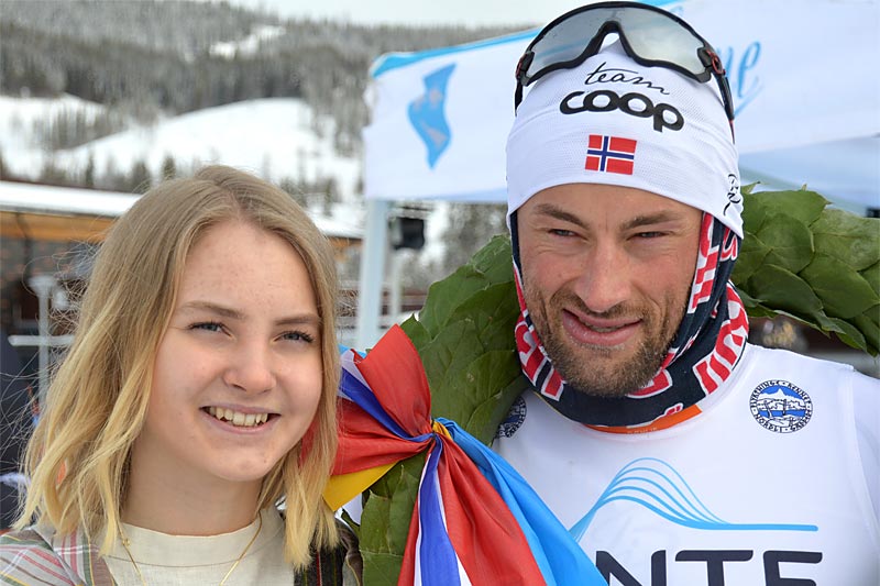 Petter Northug var ikke til å true i Flyktningerennet 2017. Her sammen med kransjenta Marielle Åberg. Foto: Karl Audun Fagerli / Flyktningerennet. Petter Northug var ikke til å true i Flyktningerennet 2017. Her sammen med kransjenta Marielle Åberg. Foto: Karl Audun Fagerli / Flyktningerennet.