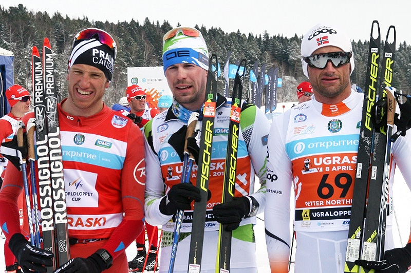 Topptrioen i Ugra Ski Marathon 2017. Fra venstre: Candide Pralong (3. plass), Sergey Ustiugov (1) og Petter Northug (2). Foto: Andrey Kascha. Topptrioen i Ugra Ski Marathon 2017. Fra venstre: Candide Pralong (3. plass), Sergey Ustiugov (1) og Petter Northug (2). Foto: Andrey Kascha.