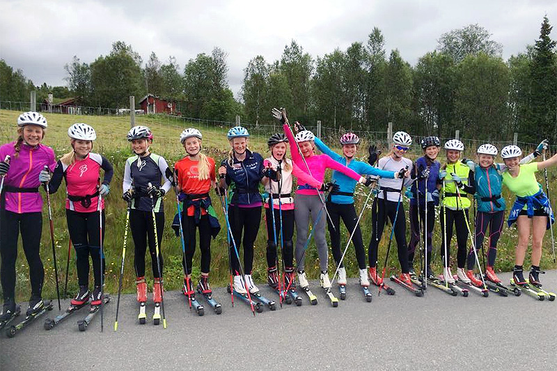 På sommerskiskole får du sjansen til å lære av de beste. På bildet deltakere ved Odd-Bjørn Hjelmesets skole på Beitostølen. Foto: Odd-Bjørn Hjelmeset Bama Sommerskiskole. På sommerskiskole får du sjansen til å lære av de beste. På bildet deltakere ved Odd-Bjørn Hjelmesets skole på Beitostølen. Foto: Odd-Bjørn Hjelmeset Bama Sommerskiskole.