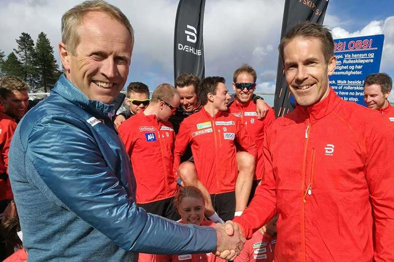 Espen Bjervig fra Skiforbundet (tv) og Øystein Bråta fra Dæhlie og Active Brands. Foto: Norges Skiforbund. Espen Bjervig fra Skiforbundet (tv) og Øystein Bråta fra Dæhlie og Active Brands. Foto: Norges Skiforbund.