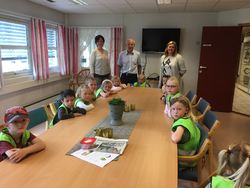 Førskolebarn besøker rådhuset (Foto: Hilde Fløtre) Førskolebarn besøker rådhuset