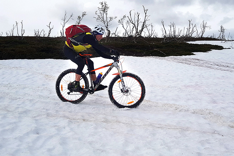 Her skal det sykles terrengsykkelritt om fire uker. Fred Åge Fredriksen på prøvetur i traseen til OffroadFinnmark. Foto: Jon Vidar Bull. Her skal det sykles terrengsykkelritt om fire uker. Fred Åge Fredriksen på prøvetur i traseen til OffroadFinnmark. Foto: Jon Vidar Bull.