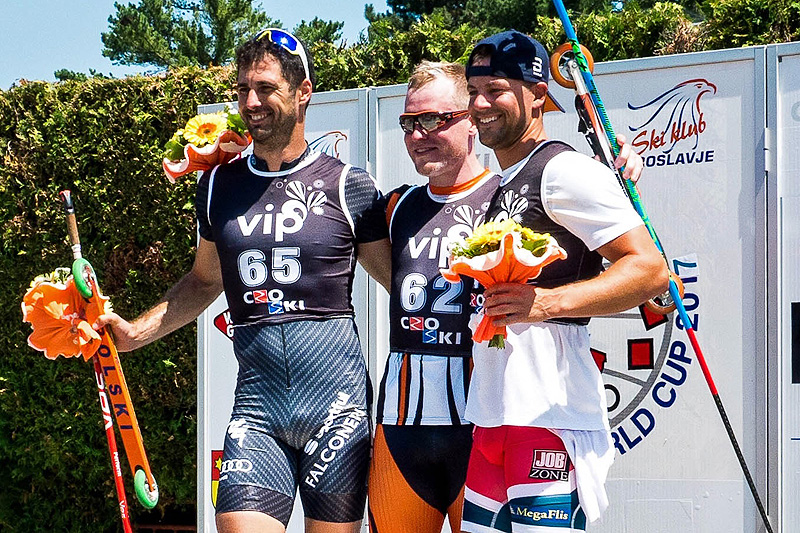 Seierspallen etter verdenscupsprint på rulleski i Kroatia. Fra venstre: Alessio Berlanda (2. plass), Dmitriy Voronon (1) og Ludvig Søgnen Jensen (3). Foto: Norges Skiforbund. Seierspallen etter verdenscupsprint på rulleski i Kroatia. Fra venstre: Alessio Berlanda (2. plass), Dmitriy Voronon (1) og Ludvig Søgnen Jensen (3). Foto: Norges Skiforbund.