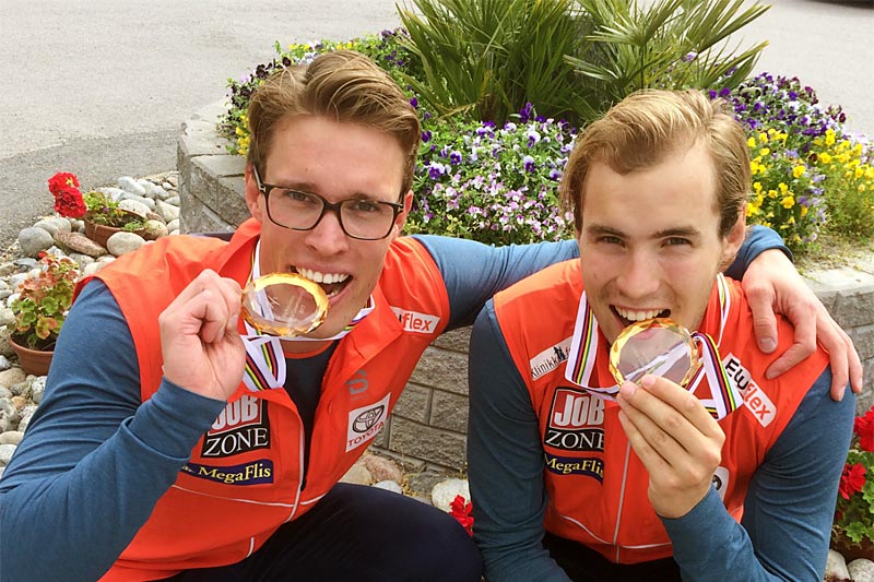 Ragnar Bragvin Andresen (til venstre) og Even Sæteren Hippe med sine VM-gull fra lagsprinten i svenske Sollefteå under Rulleski-VM 2017. Foto: Norges Skiforbund. Ragnar Bragvin Andresen (til venstre) og Even Sæteren Hippe med sine VM-gull fra lagsprinten i svenske Sollefteå under Rulleski-VM 2017. Foto: Norges Skiforbund.