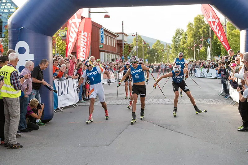 Johannes Høsflot Klæbo i midten spurter ned Petter Northug (t.v.) og Niklas Dyrhaug i Coop Trysil Rulleskisprint 2017. Foto: Johan Andersson/Destinasjon Trysil. Johannes Høsflot Klæbo i midten spurter ned Petter Northug (t.v.) og Niklas Dyrhaug i Coop Trysil Rulleskisprint 2017. Foto: Johan Andersson/Destinasjon Trysil.