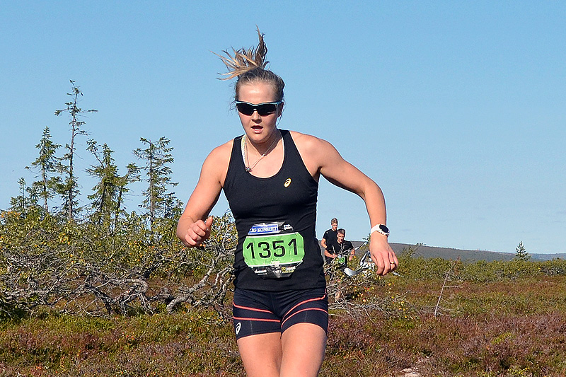 Stina Nilsson på vei mot seier på distansen 10 kilometer under Bagheera Fjällmaraton 2017. Arrangørfoto. Stina Nilsson på vei mot seier på distansen 10 kilometer under Bagheera Fjällmaraton 2017. Arrangørfoto.